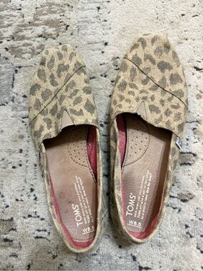 TOMS Women's Beige Leopard Print Slip-Ons
